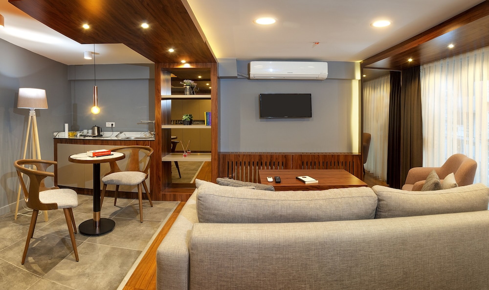 Vita Bella Suites 10/22