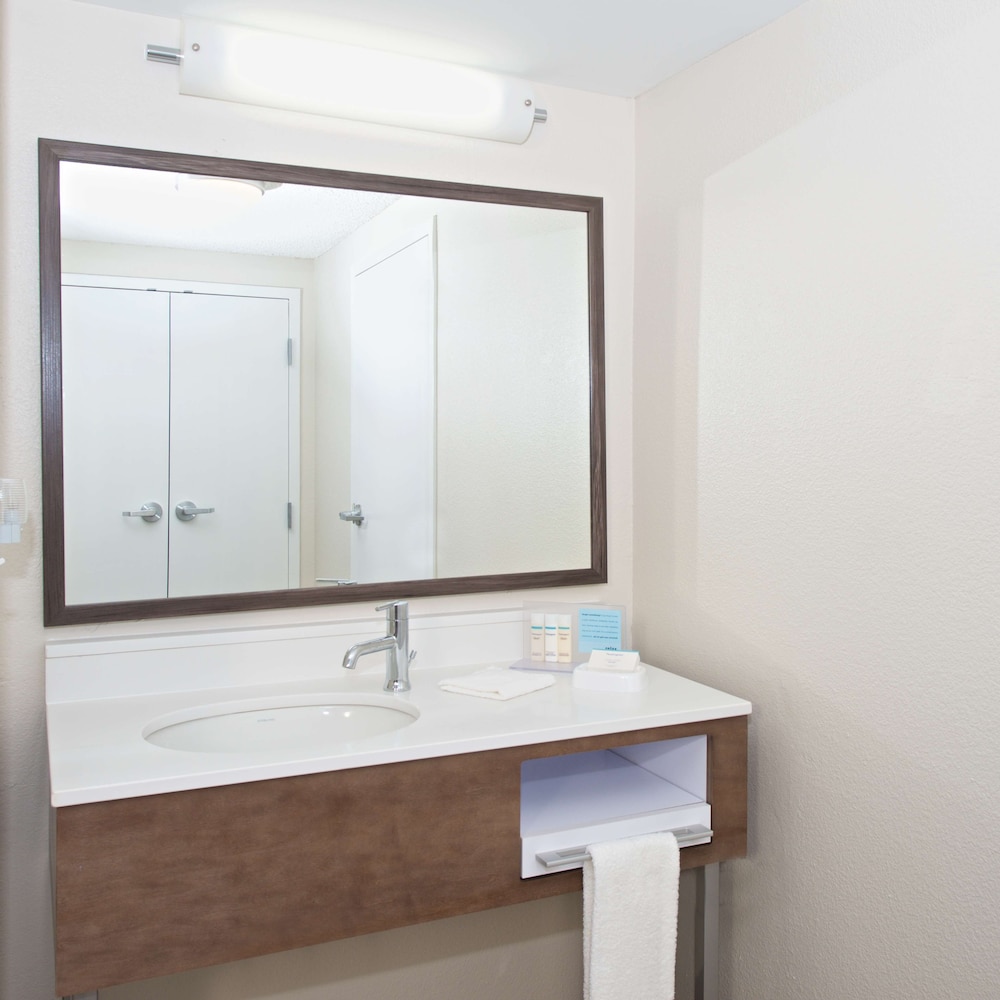 Hampton Inn and Suites Ft. Worth Alliance Airport 17/53