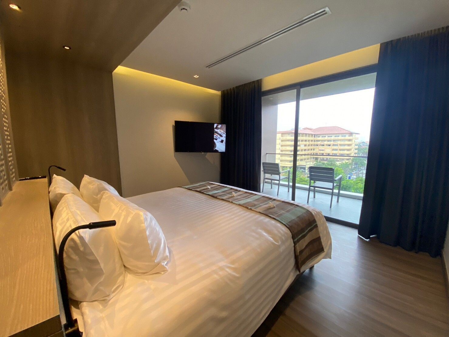 SUITE, QUEEN BED, JETTED TUB, NEW BUILDING