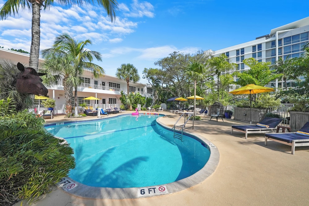 Tradewinds Apartment Hotel 61/65