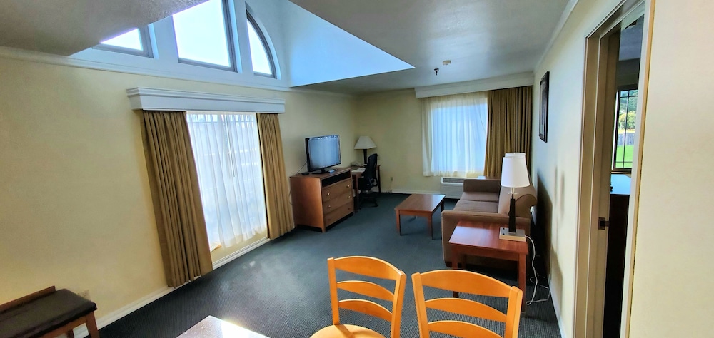 Best Western Plus Northwoods Inn 65/80