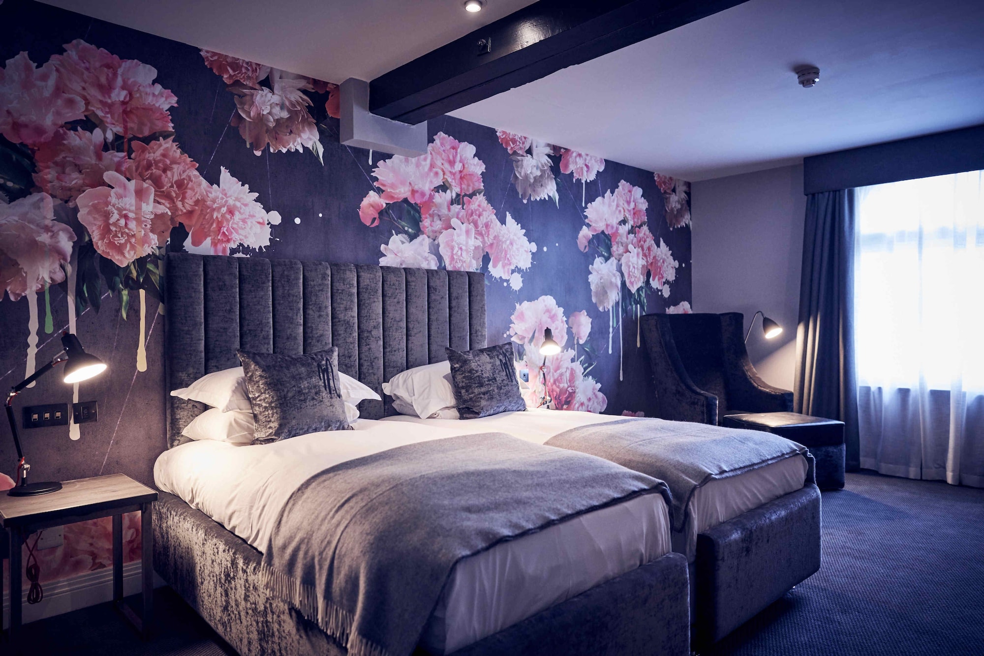 CLUB, TWIN BEDS