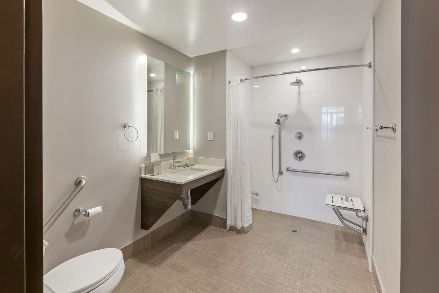 جناح بسرير كينج وسريرين كوين بغرفتي نوم مع أريكة بمطبخ لذوي الإعاقة، Executive Residency By Best Western Toronto Mississauga 4/4