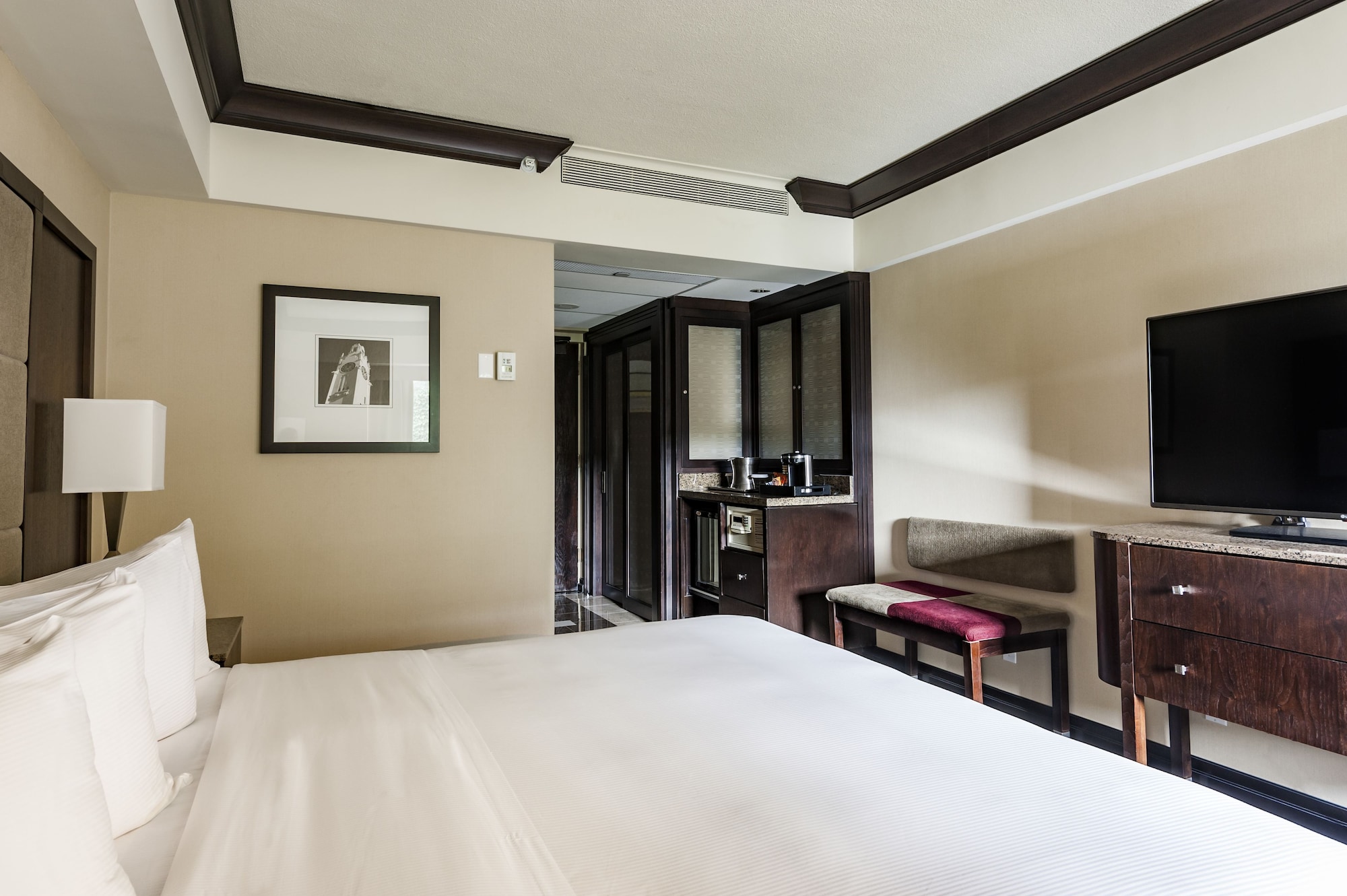 ROOM, QUEEN BED