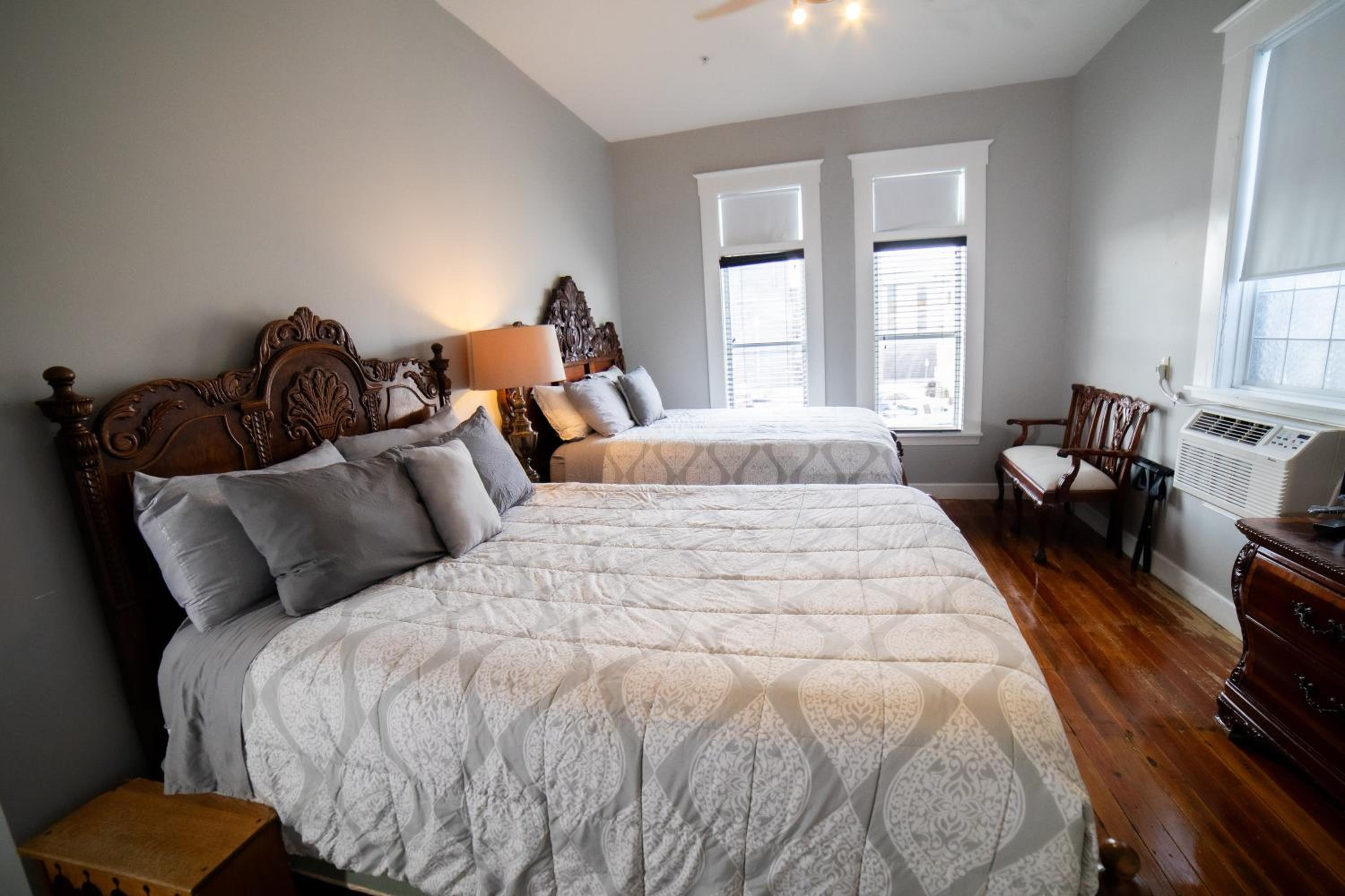 Rustic, Deluxe, 2 Queen Beds، Oak Tree Hotel 5/10