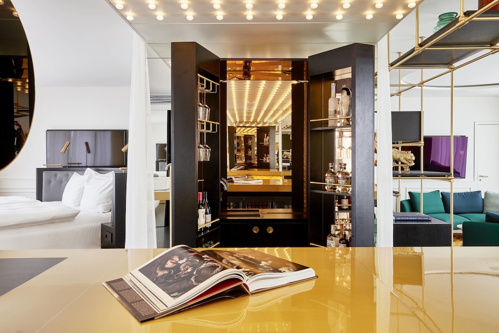 Roomers Munich, Autograph Collection 33/56