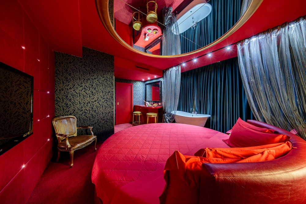 Base To Work Hotel 23/42