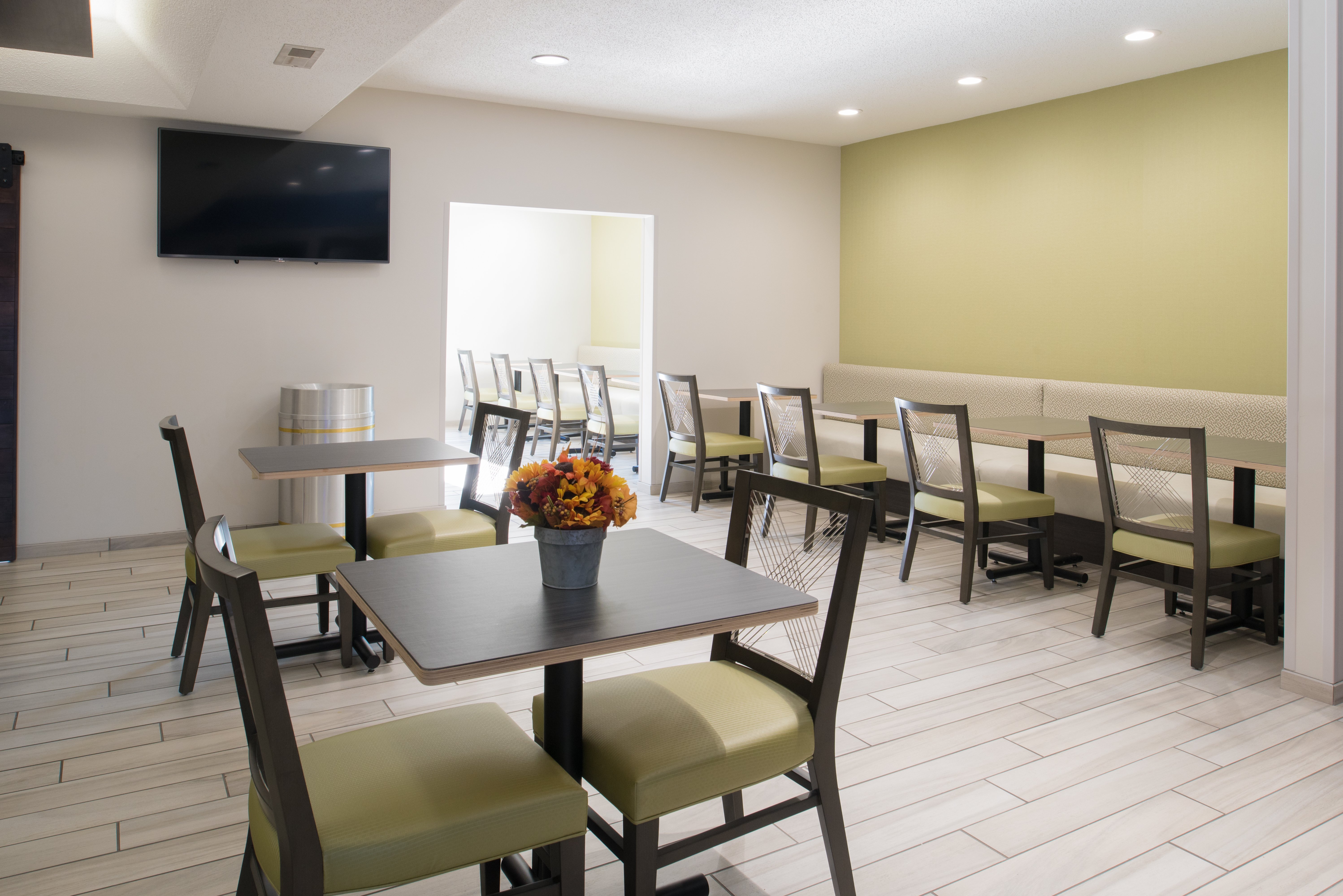 Holiday Inn Express Hotel Suites Burlington 26/39