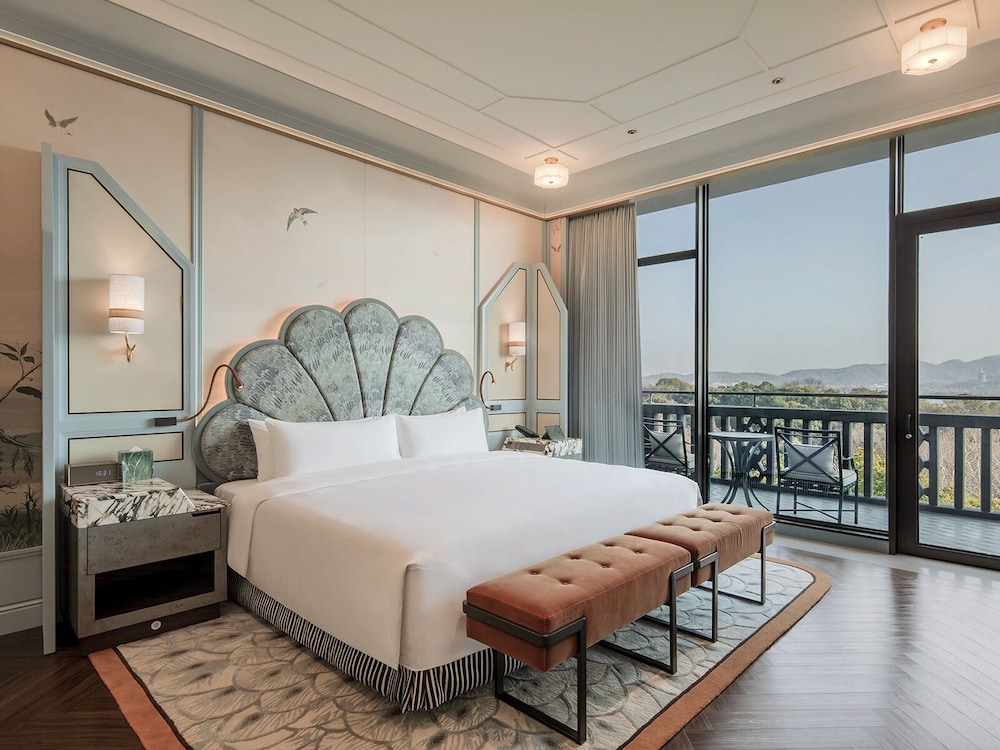 West, Lake, Suite, King Bed