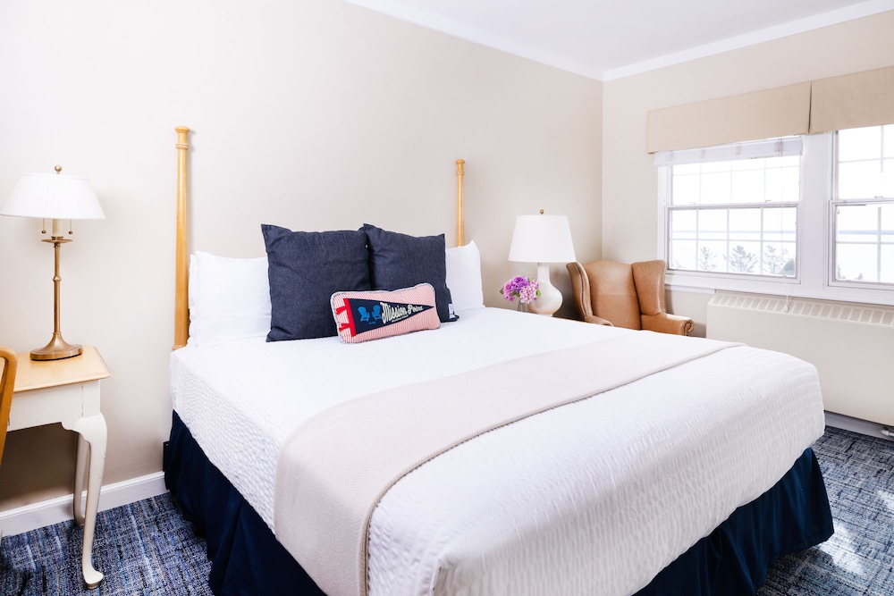 Lodge, King Bed, Lake View, Main Building