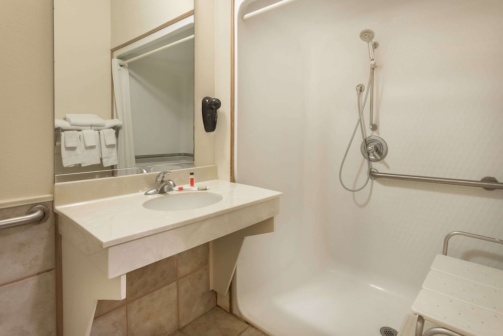 Super 8 by Wyndham Duson Lafayette West Area 11/27