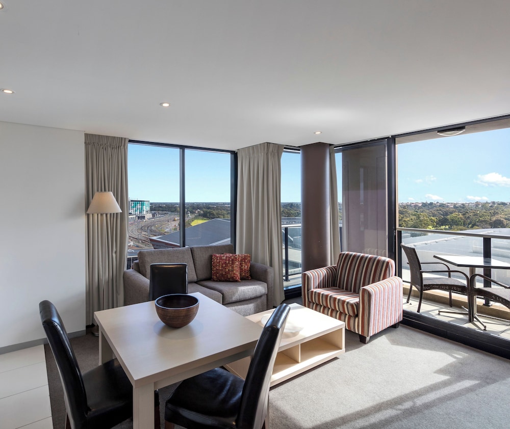 Oaks Adelaide Horizons Suites 60/70