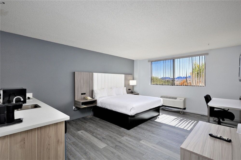 Studio6 Suites Lake Havasu City AZ 26/61