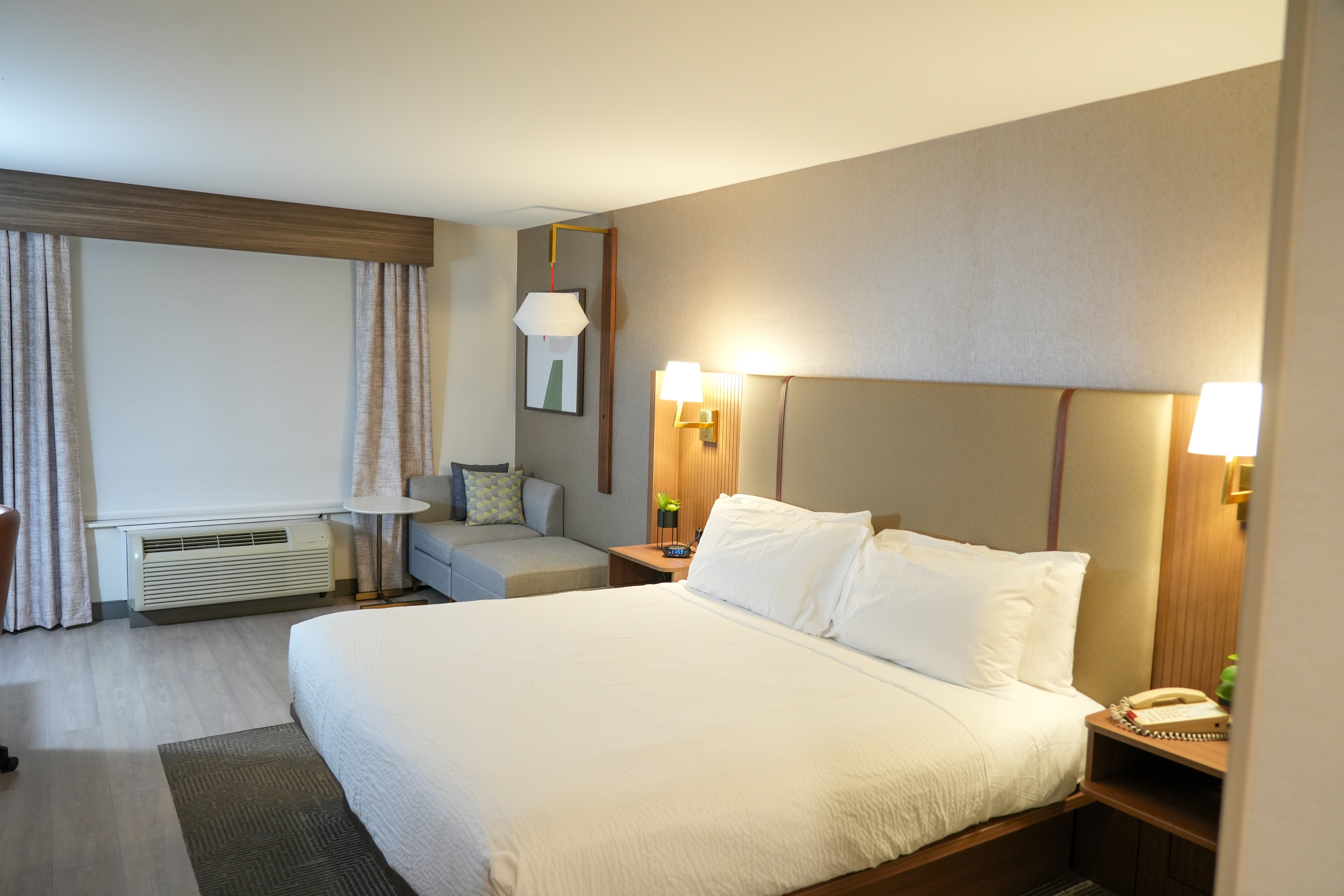 Holiday Inn & Suites Phoenix Airport 27/79