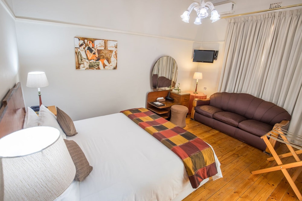 Montagu Country Hotel 65/89