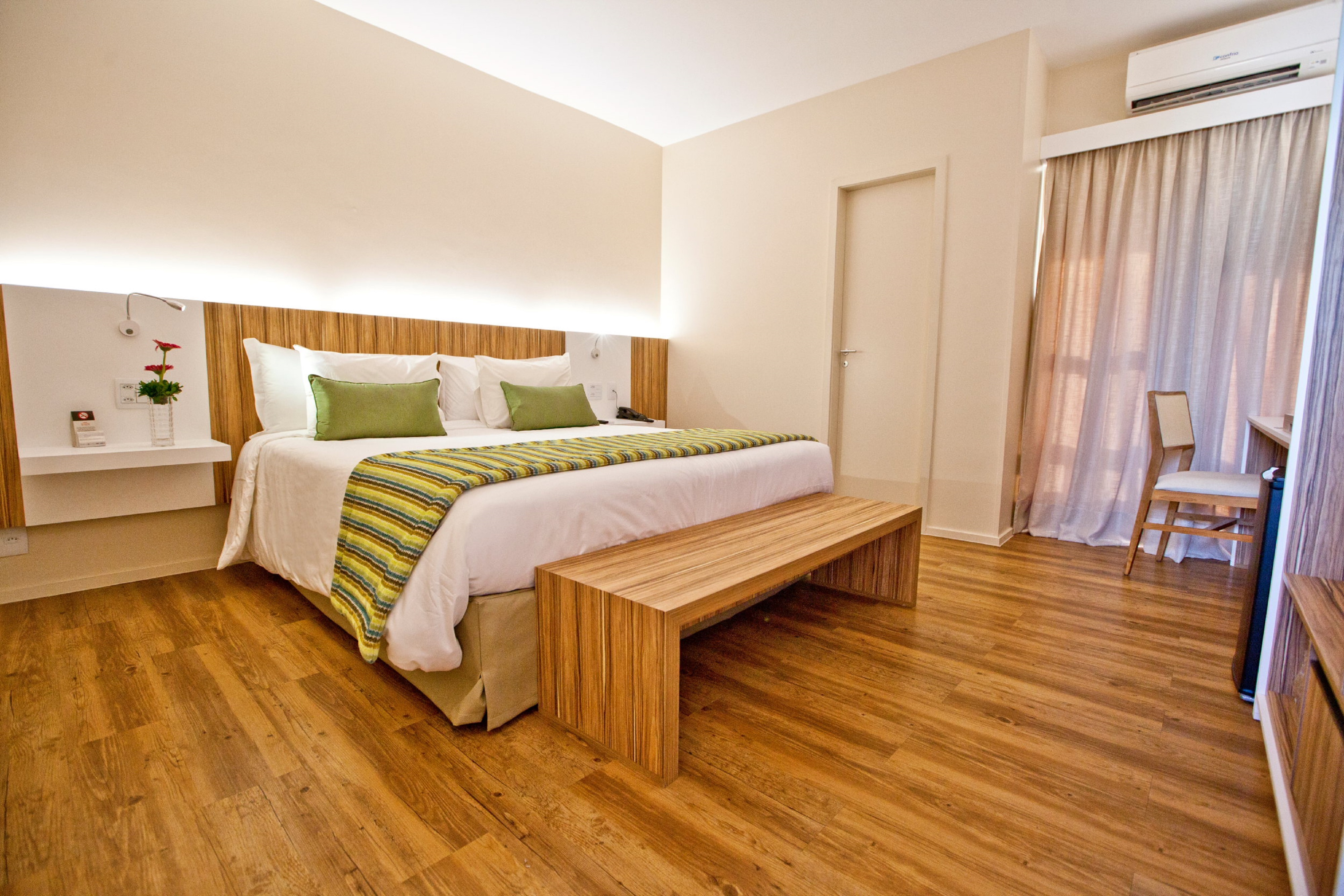 ROOM, QUEEN BED