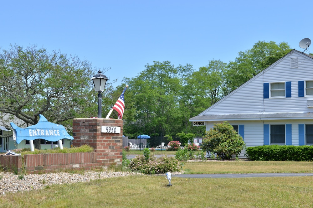 Blue Dolphin Inn 39/41