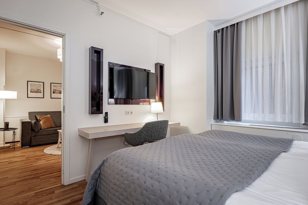 Premium, Queen Bed, Sofa