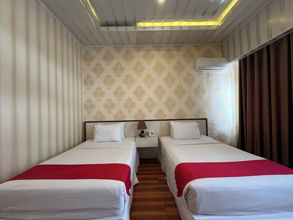 Superior, Twin Beds, Grand Tamaro Hotel Parapat 3/8