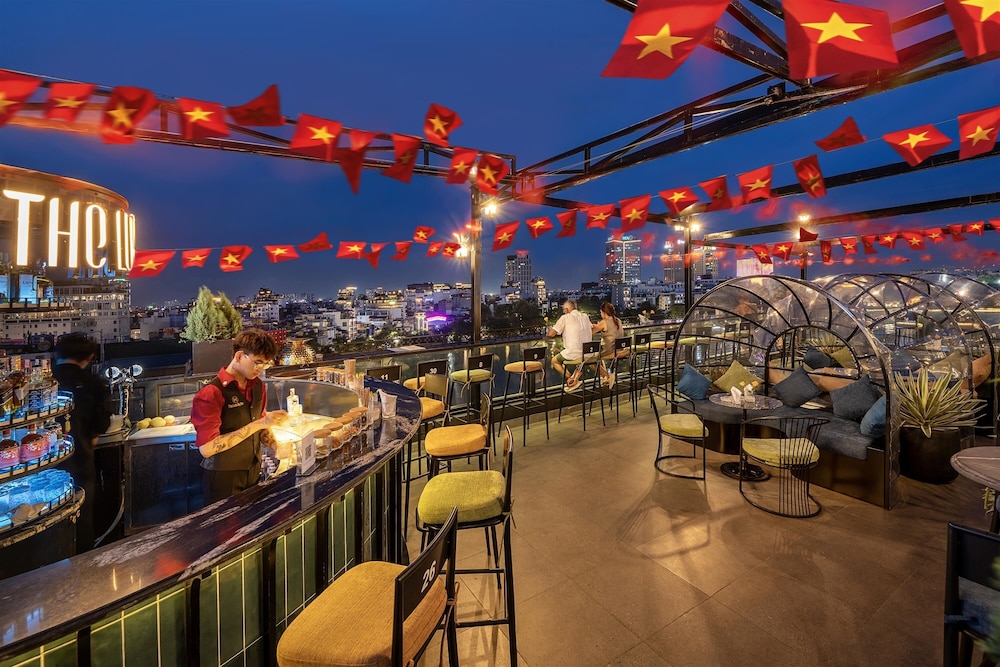 Le Premier Hotel & Rooftop Bar 35/50