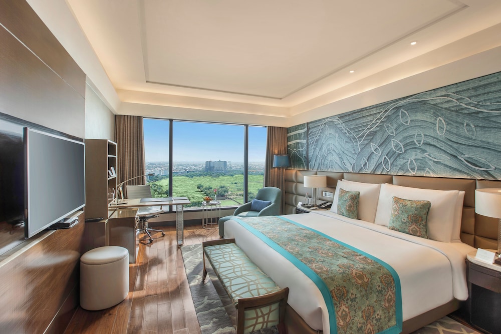 غرفة كلوب سوبيريور بسرير كينج، The Leela Ambience Convention Hotel Delhi 5/7
