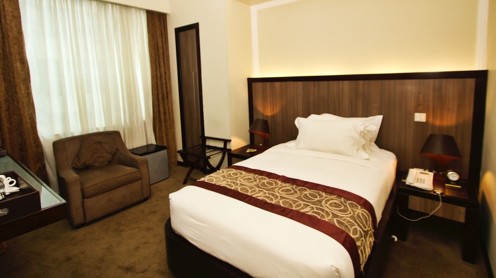 Elilly International Hotel 13/69