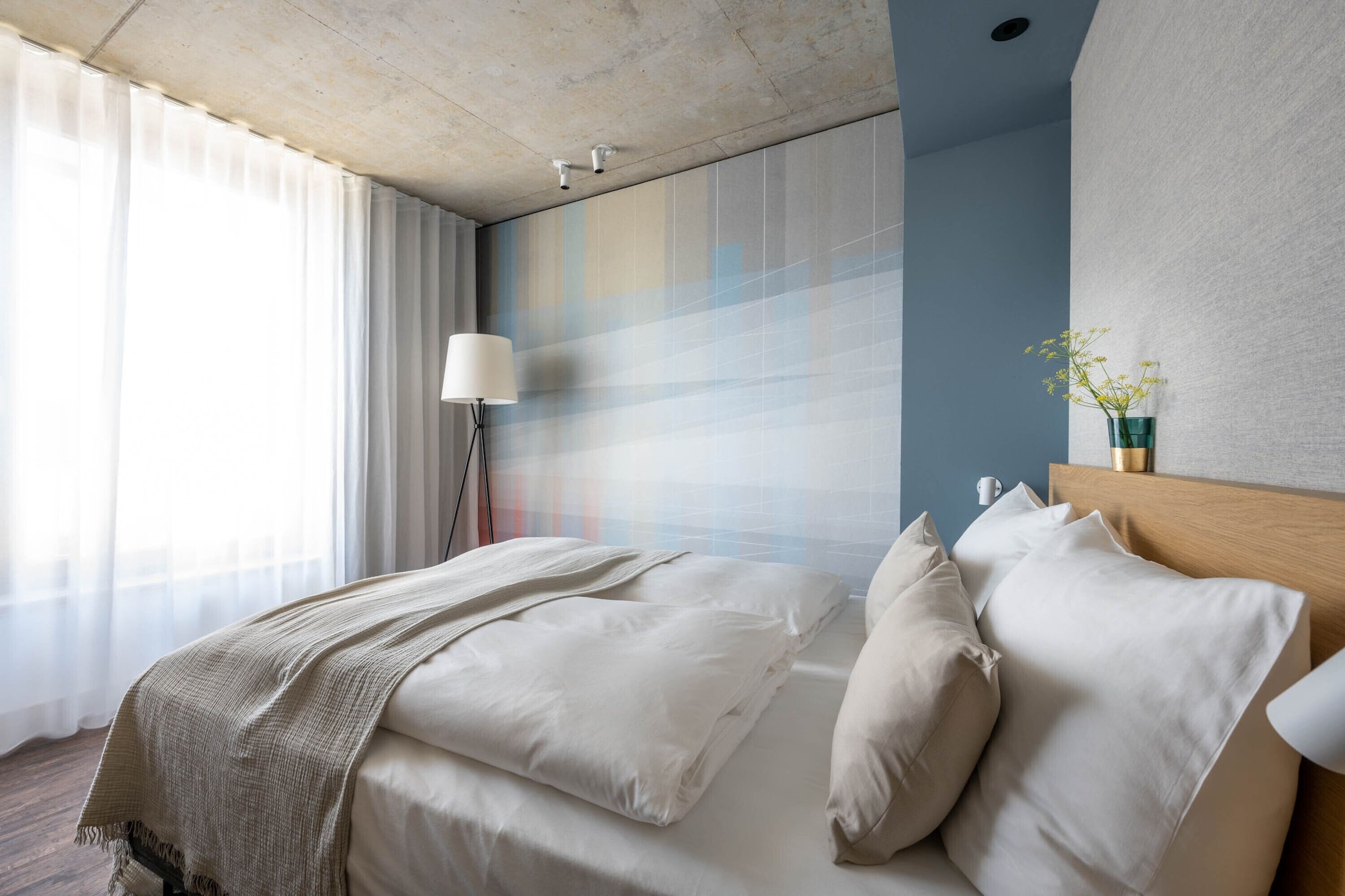Smart, Queen Bed