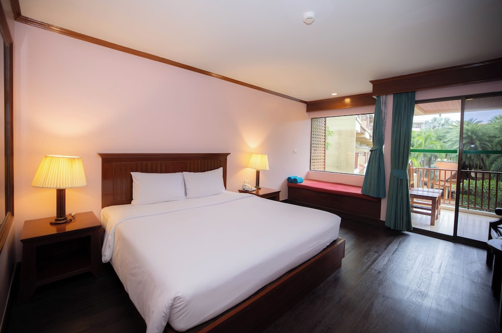 Oasis, King Bed, Pool View, Balcony