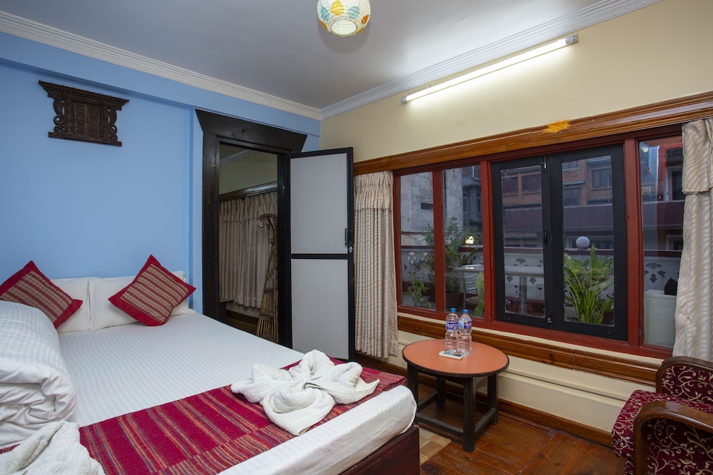 DELUXE, DOUBLE OR TWIN BED