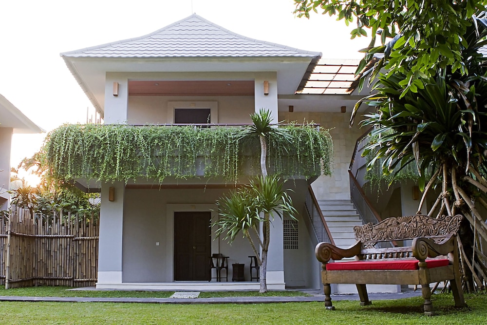 DEWI SRI HOTEL 3/70