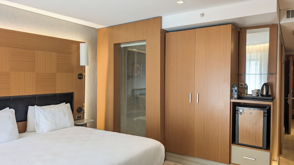 SUPERIOR, KING BED