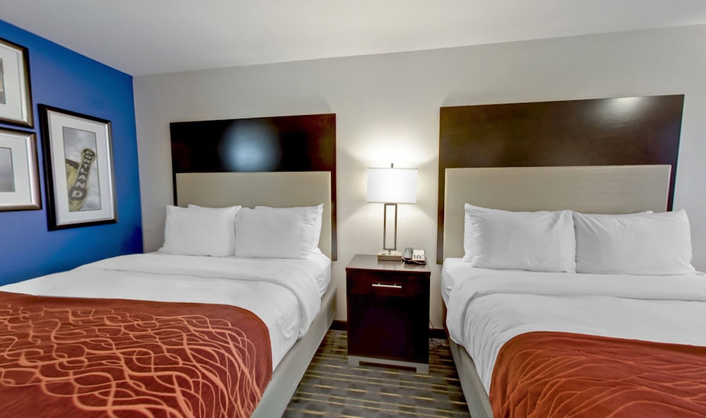 Comfort Inn and Suites Tigard near Washington Square 12/35