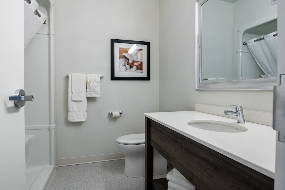 غرفة قياسية بسرير كينج، Amsterdam Inn & Suites Florenceville-Bristol, an Ascend Collection Hotel 7/7