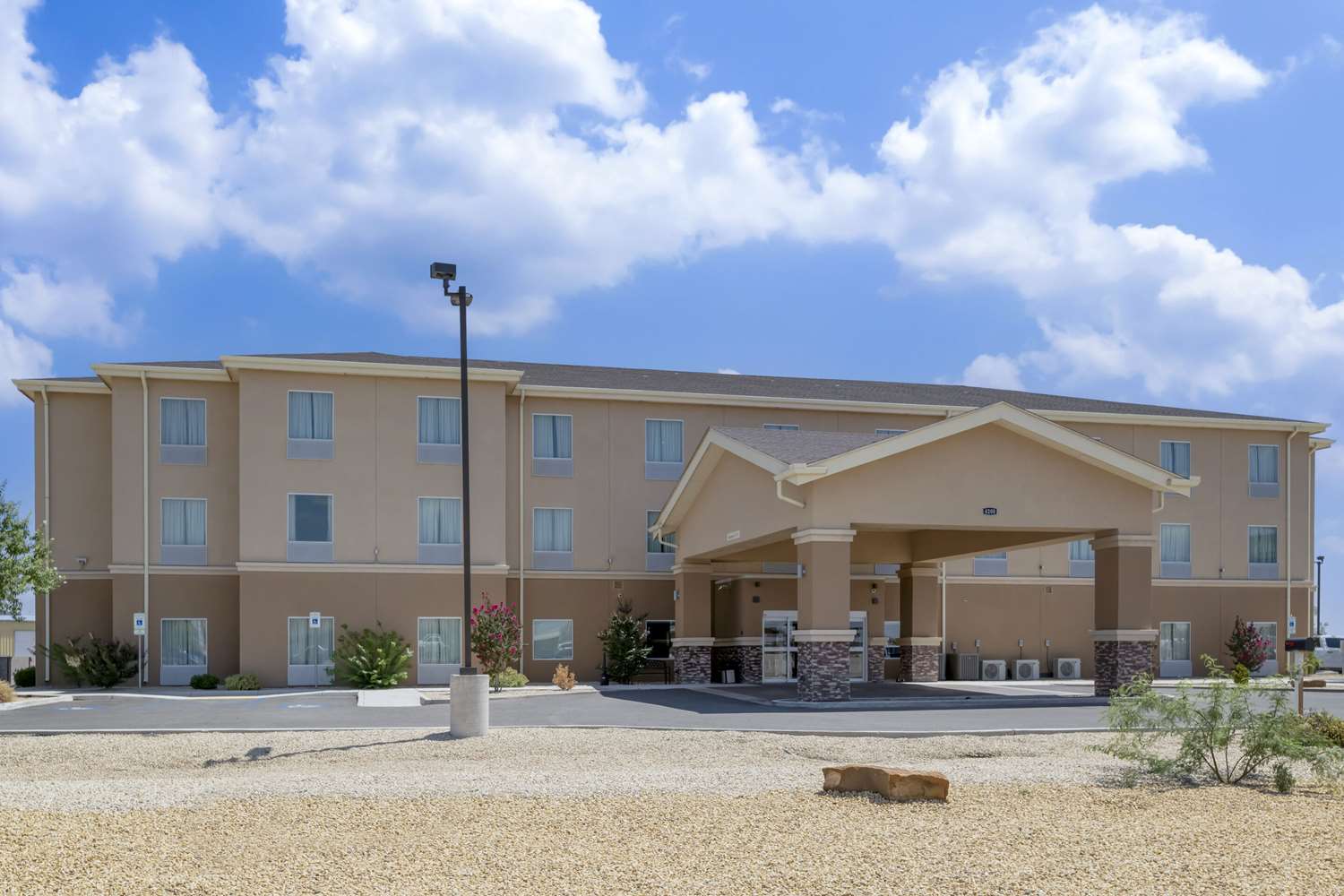Quality Inn & Suites Carlsbad Caverns Area 2/44