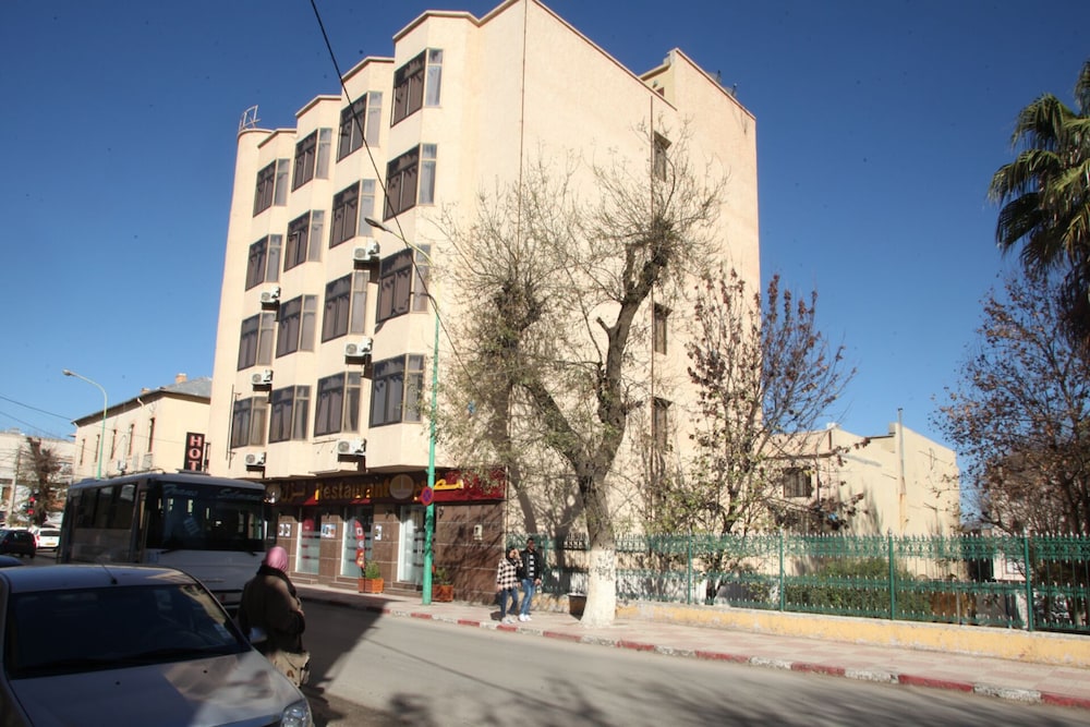 Stambouli Hotel 50/51
