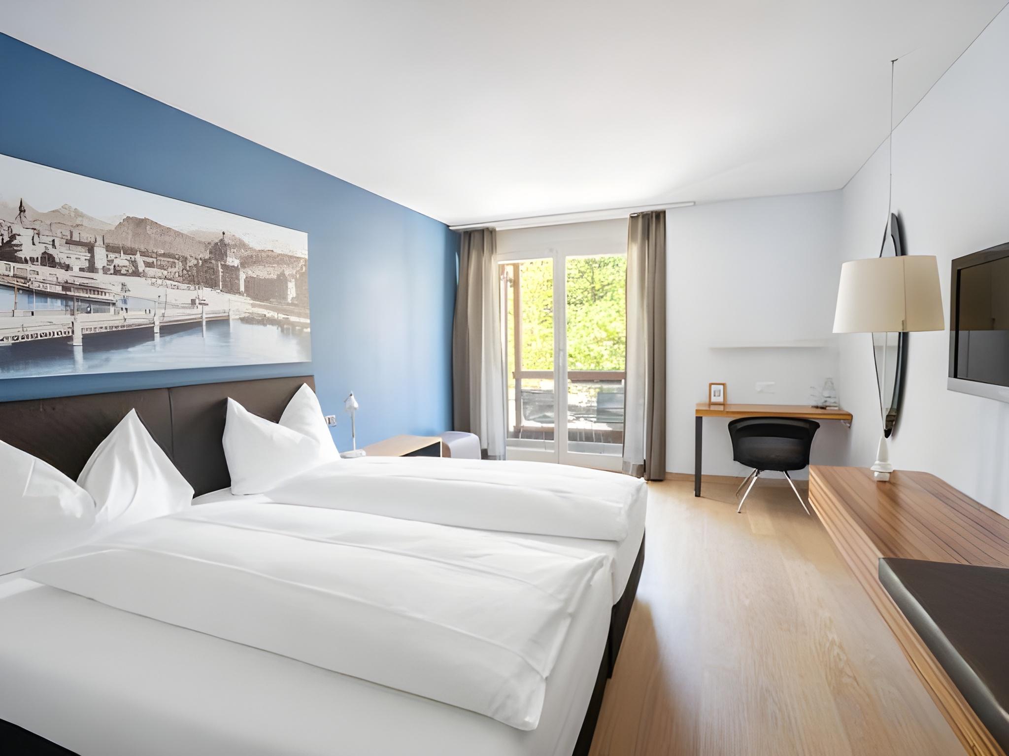 Standard, Twin Beds, Hill View