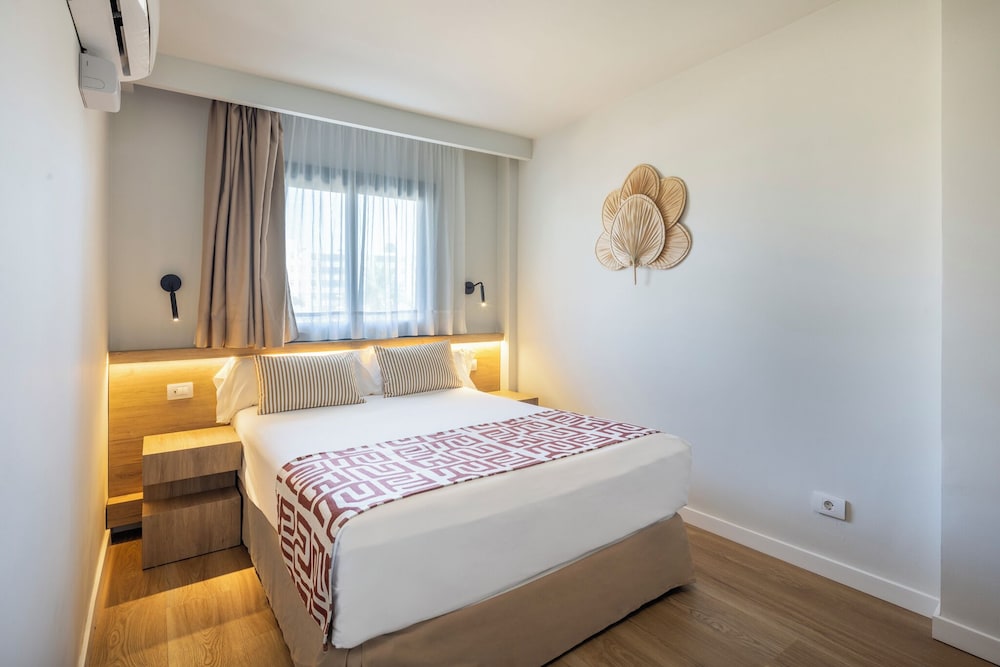 1 BEDROOM, APARTMENT, GARDEN AND POOL VIEW, KITCHENETTE