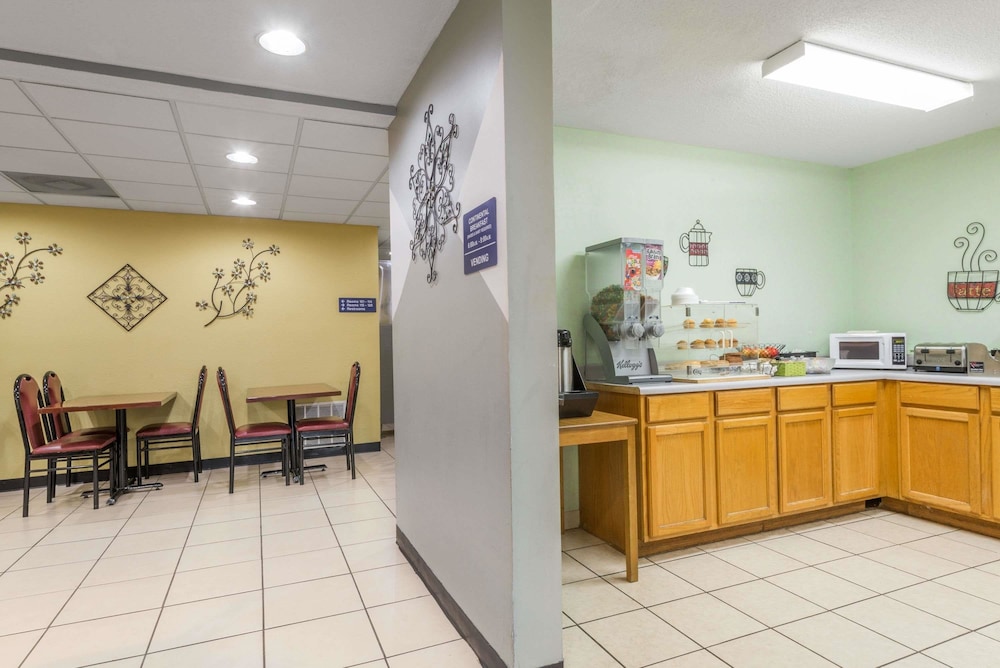 Microtel Inn And Suites Riverside 6/33