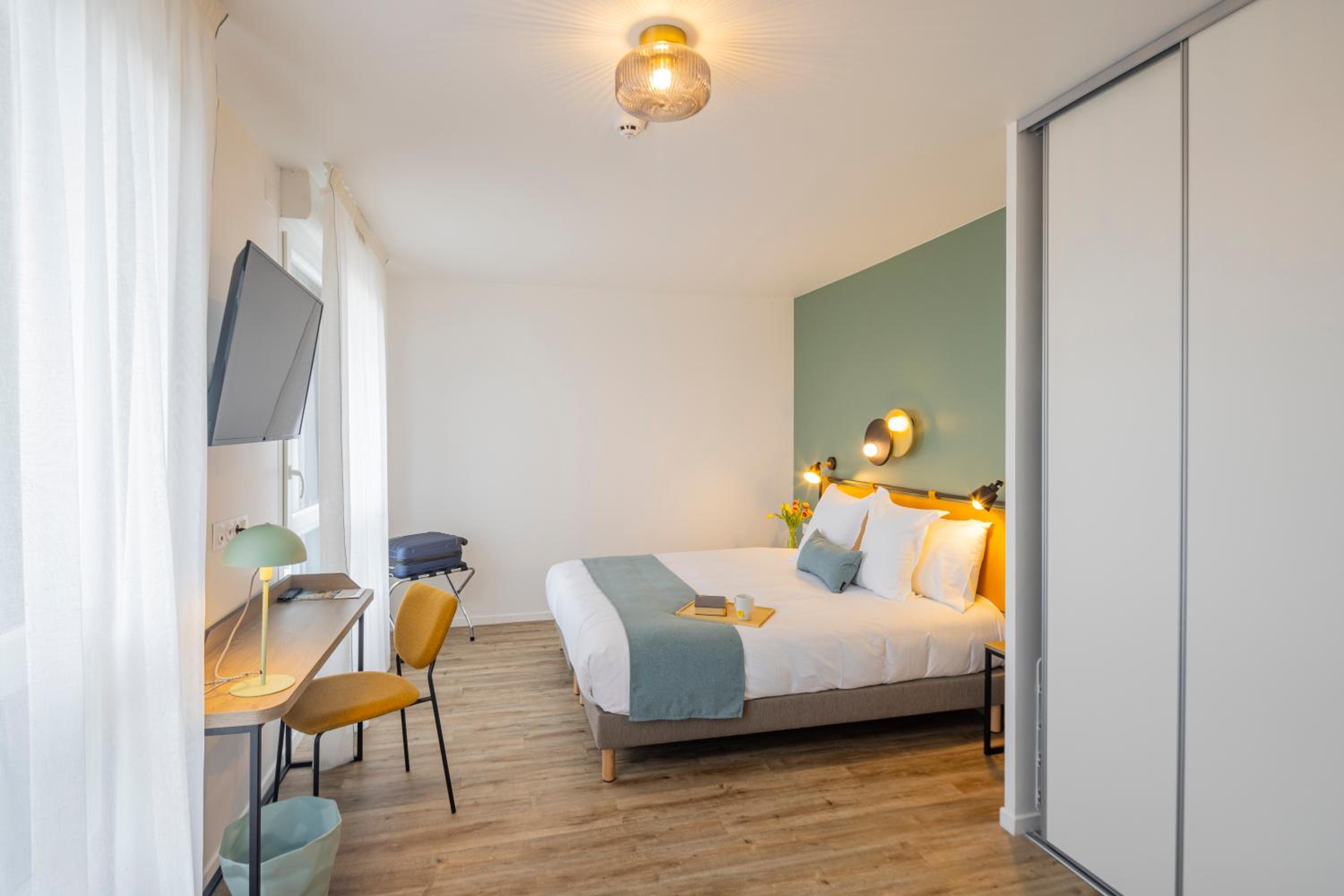 SUPERIOR, STUDIO, DOUBLE BED
