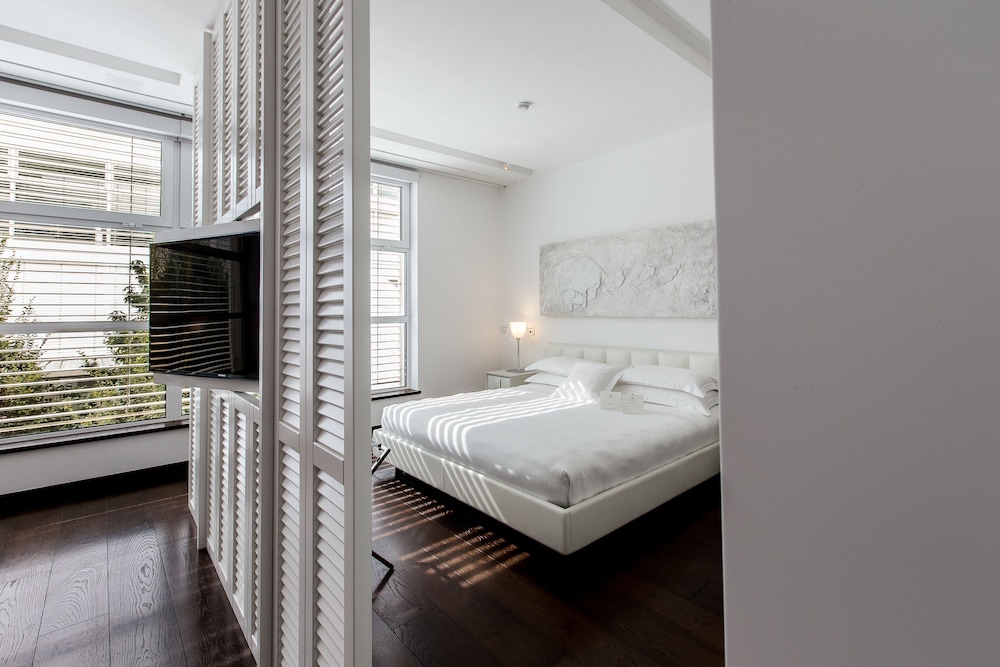 EXECUTIVE, SUITE