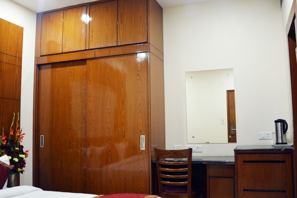 TRINITY CORPORATE SUITES 8/43