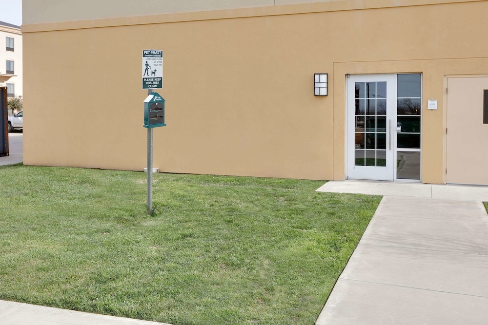 La Quinta Inn & Suites by Wyndham Denton - University Drive 24/41