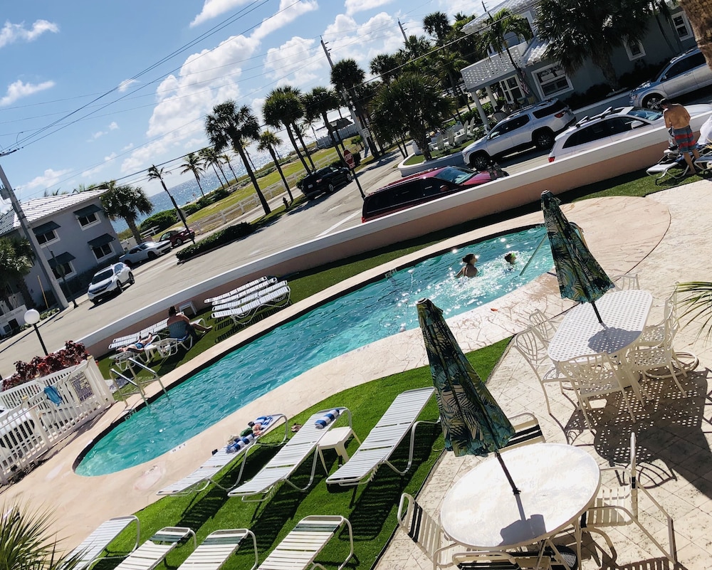 Coral Key Inn 67/71