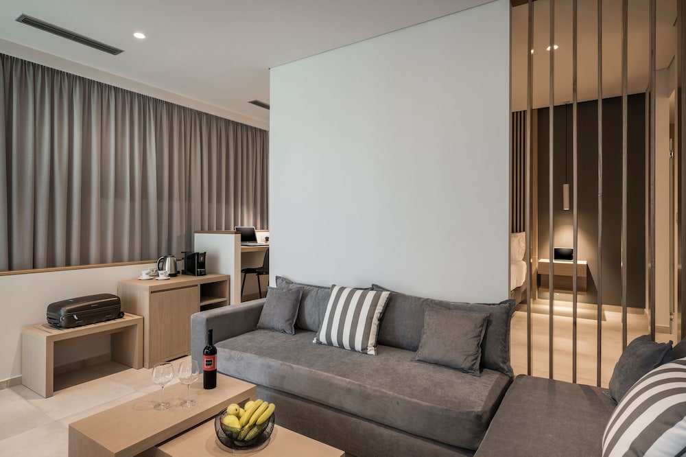 Trianon Luxury Apartments and Suites 56/74