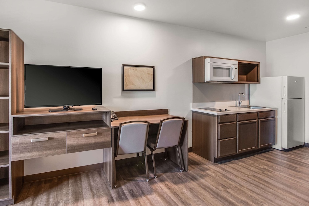 WoodSpring Suites Bakersfield Airport 23/27
