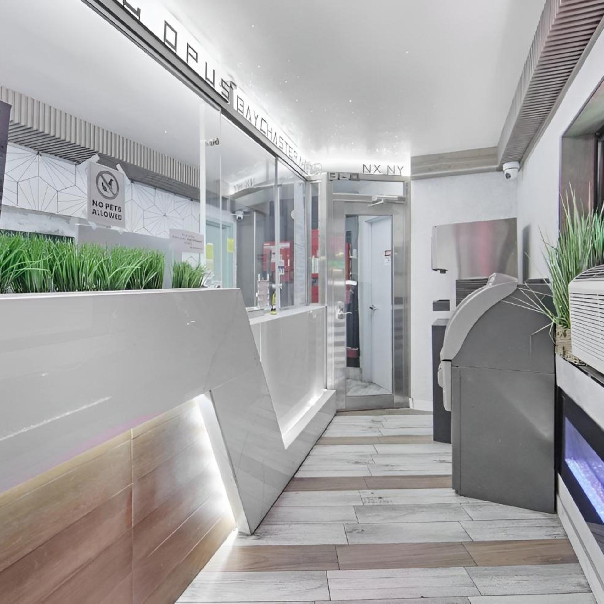 Hotel OPUS Bronx Near Bay Plaza Mall 13/46