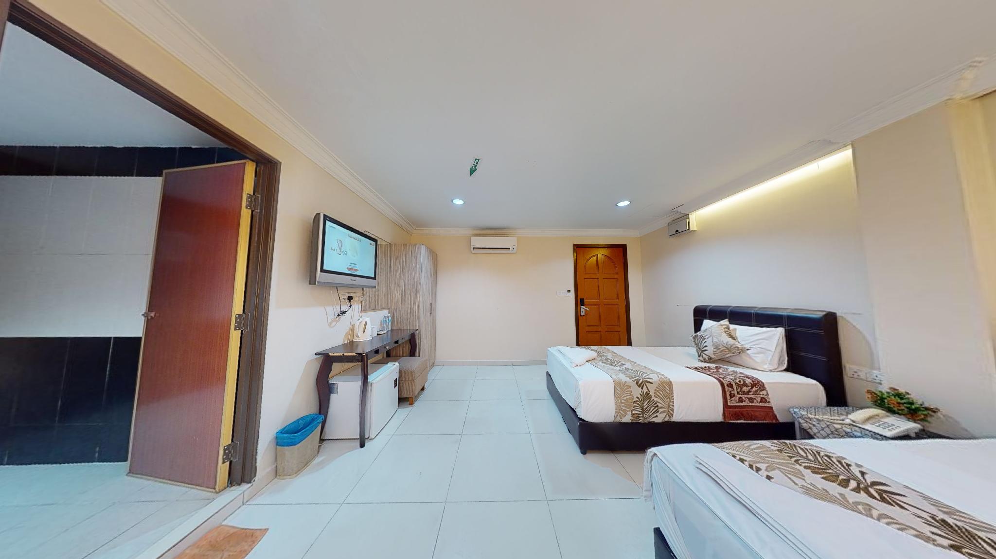 غرفة ثلاثية، Safari Hotel 2/2