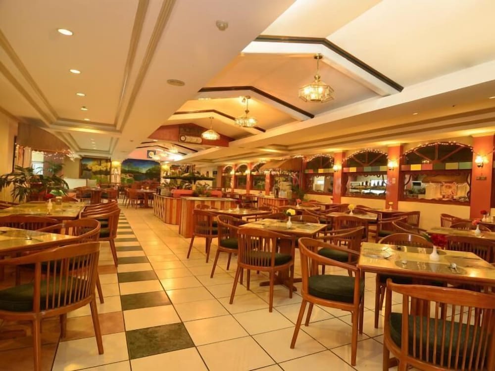 Holiday Plaza Hotel 76/86