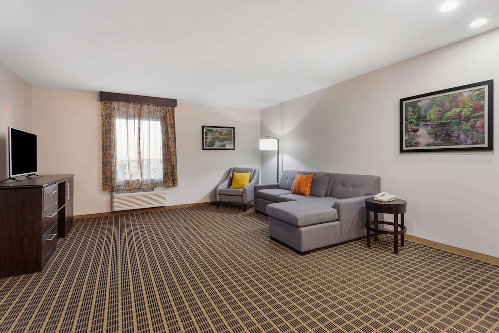 La Quinta Inn Suites Rockford 39/54