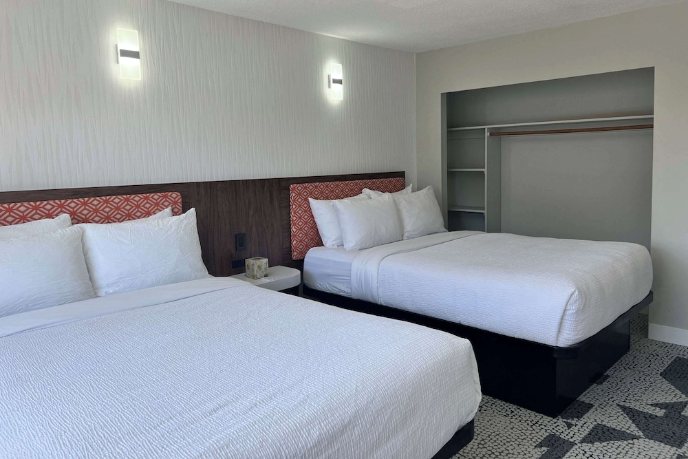 STANDARD, 2 QUEEN BEDS